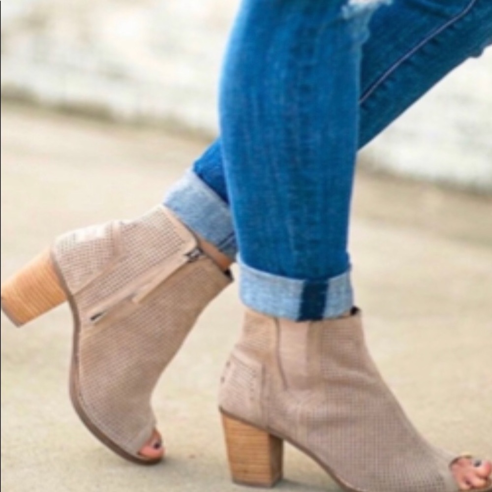TOMS Majorca suede tan open toed boot size 8